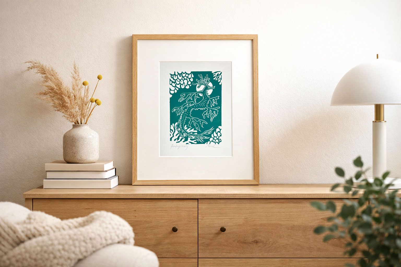 Interior mit Kunstwerk Seedrache von siMONA Ledl als Symbol für Ruhe, Leichtigkeit und innere Balance