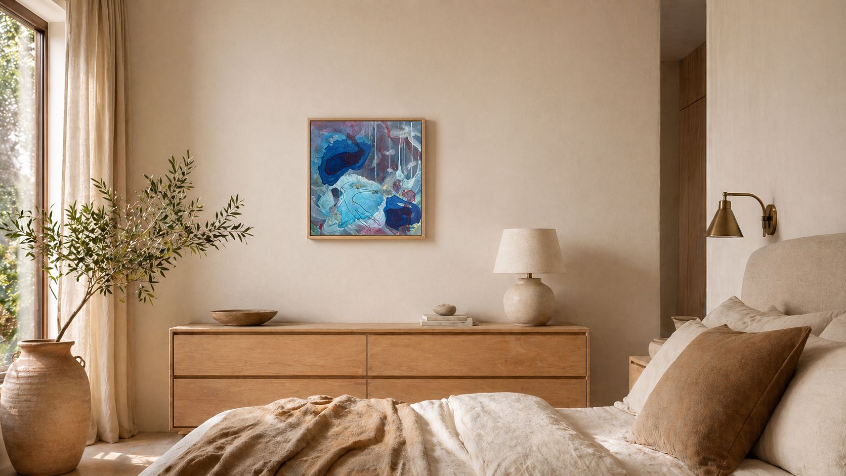 Schlafzimmer mit Kunst von Simona Ledl als positive Energie im Raum