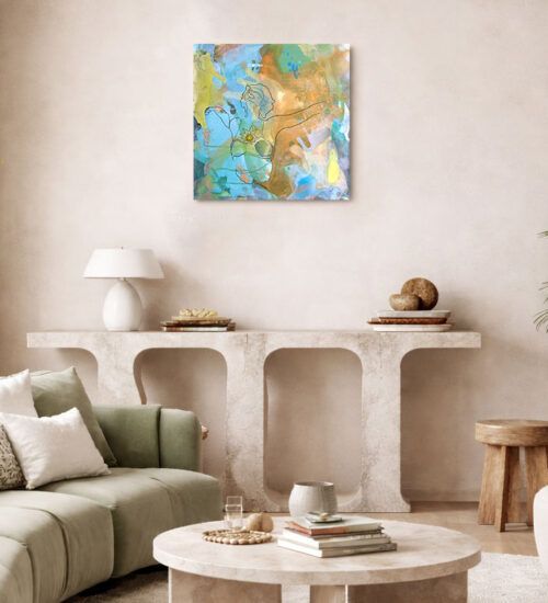 Wohnzimmer mit farbenfroher Kunst von Simona Ledl als positive Energie im Raum