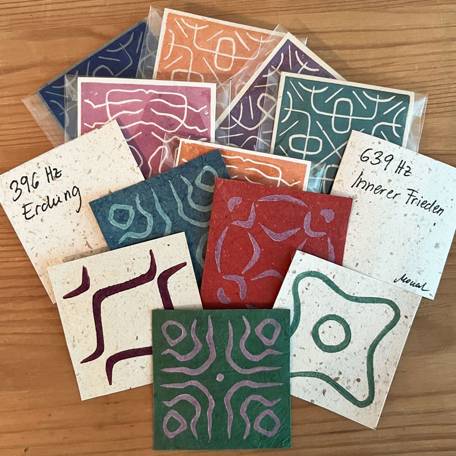 Frequenz-Glücksbringer als handgefertigter Mini-Linoldruck auf Papier mit Chladni-inspiriertem Klangmuster
